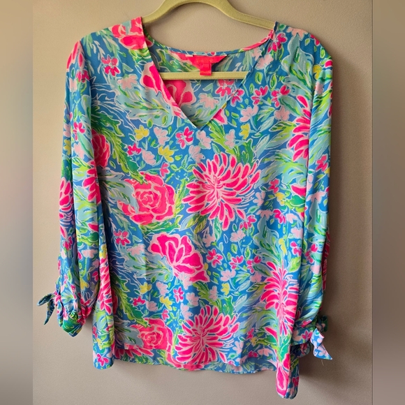 Lilly Pulitzer Tops - Lilly Pulitzer Blue & Pink Floral V-Neck Blouse with Tie Sleeves - Large🌺🌸